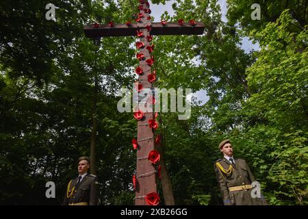 Lviv, Ukraine. Mai 2024. Die Ehrengarde steht neben dem Gedenkkreuz auf dem Gelände des ehemaligen Militärlagers Stalag 328 für die Inhaftierung von Kriegsgefangenen während des Zweiten Weltkriegs. Stalag 328 ist ein Lager für sowjetische Kriegsgefangene, das von 1941 bis 1944 in Lemberg existierte. Der Ort des Todes von etwa 140.000 Kriegsgefangenen. Jetzt gibt es nur noch ein Gedenkkreuz an der Stelle des Lagers. Quelle: SOPA Images Limited/Alamy Live News Stockfoto