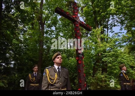 Lviv, Ukraine. Mai 2024. Die Ehrengarde steht neben dem Gedenkkreuz auf dem Gelände des ehemaligen Militärlagers Stalag 328 für die Inhaftierung von Kriegsgefangenen während des Zweiten Weltkriegs. Stalag 328 ist ein Lager für sowjetische Kriegsgefangene, das von 1941 bis 1944 in Lemberg existierte. Der Ort des Todes von etwa 140.000 Kriegsgefangenen. Jetzt gibt es nur noch ein Gedenkkreuz an der Stelle des Lagers. Quelle: SOPA Images Limited/Alamy Live News Stockfoto