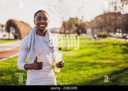 Porträt eines jungen afroamerikanischen Mannes, der zum Joggen bereit ist. Stockfoto