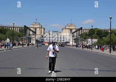 pic zeigt: Das Stadion wird im Jardin de Trocadero in Paris gebaut, gegenüber der Brücke vom Eiffelturm. Im Jahr 2024 bietet Trocadro eine außergewöhnliche Aussicht Stockfoto