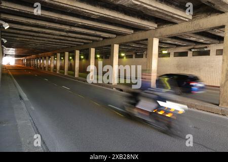 pic zeigt: Alma Tunnel in Paaren oberhalb dieses ist die Flamme der Freiheit, Reinigung der Flamme der Freiheit oberhalb des Alma Tunnels, wo Diana, Prinz Stockfoto