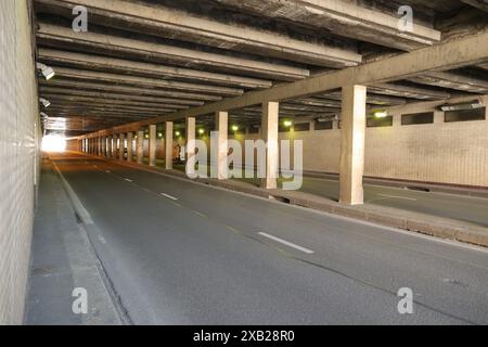 pic zeigt: Alma Tunnel in Paaren oberhalb dieses ist die Flamme der Freiheit, Reinigung der Flamme der Freiheit oberhalb des Alma Tunnels, wo Diana, Prinz Stockfoto