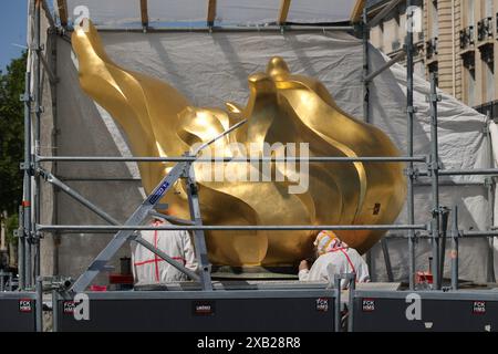 pic zeigt: Reinigung der Flamme der Freiheit über dem Alma-Tunnel, wo Diana, Prinzessin von Wales, starb. Mit Blattgold bedeckte Nachbildung der Flamme auf dem Stockfoto