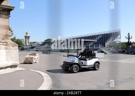 pic Shows: Eiffelturm in Paris mit den Olympischen Ringen. Die Stadt bereitet sich auf die Olympischen Spiele vor, mit Straßensperrungen und Aufräumarbeiten Stockfoto