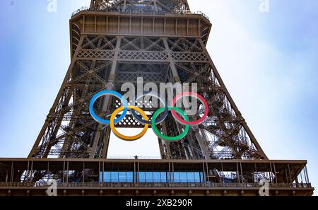 pic Shows: Eiffelturm in Paris mit den Olympischen Ringen. Die Stadt bereitet sich auf die Olympischen Spiele vor, mit Straßensperrungen und Aufräumarbeiten Stockfoto