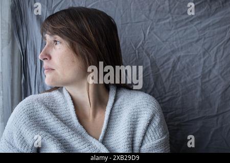 Allein traurige Frauen weinen drinnen eine Person unglückliches Gesicht Depression Schmerz Angst. Kopierbereich Stockfoto