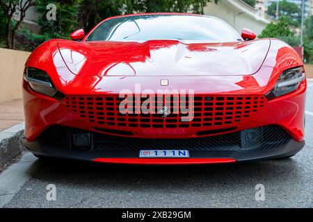 Monte-Carlo, Monaco - 9. Juni 2024: Vorderansicht eines eleganten roten Ferrari Roma Sportwagens, der auf einer Straße geparkt ist. Das luxuriöse Fahrzeug besticht durch seinen VI Stockfoto