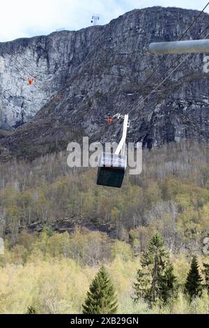 Die Seilbahn vom Hafen Olden in Nordfjord. Diese Aussicht ist über den Loen Skylift vom Loen Valley zum Gipfel des Mount Hoven. Stockfoto