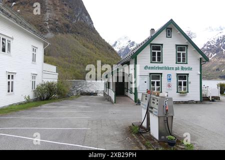 „Gamlebutikken på Hjelle“ ist ein altes Lebensmittelgeschäft und Kolonialgeschäft aus dem Jahr 1882 in Hjelle, Stryn Norwegen. Stockfoto