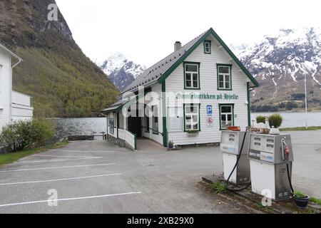 „Gamlebutikken på Hjelle“ ist ein altes Lebensmittelgeschäft und Kolonialgeschäft aus dem Jahr 1882 in Hjelle, Stryn Norwegen. Stockfoto