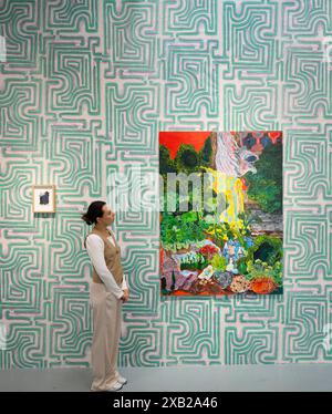 Elizabeth Xi Bauer Gallery, Deptford, London, Großbritannien. Juni 2024. Die finnische Künstlerin Karoliina Hellberg lebt und arbeitet in Helsinki und ist bekannt für ihre großen, lebendigen Leinwände aus Öl, Acryl und Tinte. Labyrinth, Karoliina Hellbergs erste britische Einzelausstellung (7. Juni bis 3. August 2024) zeigt neue Werke des Künstlers und einen Tapetenabdruck, der von Hellberg für diese Einzelausstellung entworfen und ausgeführt wurde. Kuratiert wird die Ausstellung von Maria do Carmo M. P. de Pontes. Bild: Karoliina Hellberg, der Himbeerkorb, 2024. Acryl, Öl und Tinte auf Leinwand. Quelle: Malcolm Park/Alamy Live News Stockfoto