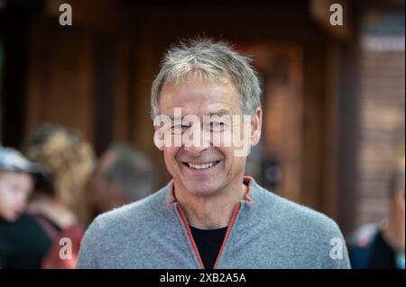 Rost, Deutschland. Juni 2024. Jürgen Klinsmann, ehemaliger Nationalspieler und -Trainer, steht auf dem Gelände des Europa-Parks während einer Pressekonferenz. Quelle: Silas Stein/dpa/Alamy Live News Stockfoto