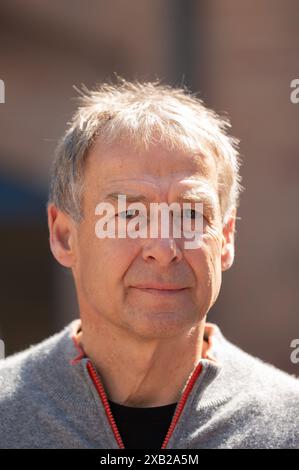 Rost, Deutschland. Juni 2024. Jürgen Klinsmann, ehemaliger Nationalspieler und -Trainer, steht auf dem Gelände des Europa-Parks während einer Pressekonferenz. Quelle: Silas Stein/dpa/Alamy Live News Stockfoto