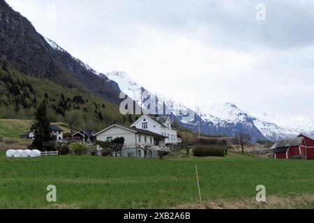 Olden ist ein Dorf in der norwegischen Grafschaft Vestland an der Mündung des Flusses Oldeelva und am nördlichen Ende des Oldedalen-Tals am südlichen Ufer des Nordfjordens. Stockfoto