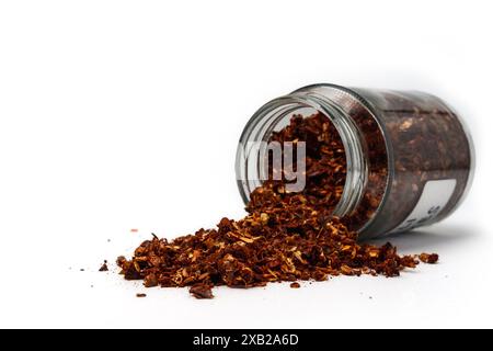 Getrocknete Chiliflocken aus dem Gewürzglas aus Glas, Gewürzkatalog-Konzept Stockfoto