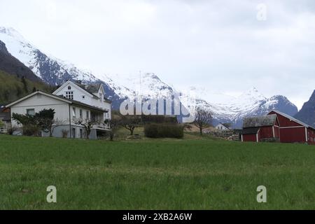 Olden ist ein Dorf in der norwegischen Grafschaft Vestland an der Mündung des Flusses Oldeelva und am nördlichen Ende des Oldedalen-Tals am südlichen Ufer des Nordfjordens. Stockfoto