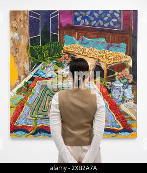 Elizabeth Xi Bauer Gallery, Deptford, London, Großbritannien. Juni 2024. Die finnische Künstlerin Karoliina Hellberg lebt und arbeitet in Helsinki und ist bekannt für ihre großen, lebendigen Leinwände aus Öl, Acryl und Tinte. Labyrinth, Karoliina Hellbergs erste britische Einzelausstellung (7. Juni bis 3. August 2024) zeigt neue Werke des Künstlers und einen Tapetenabdruck, der von Hellberg für diese Einzelausstellung entworfen und ausgeführt wurde. Kuratiert wird die Ausstellung von Maria do Carmo M. P. de Pontes. Bild: Karoliina Hellberg, Labyrinth, 2024. Acryl, Öl und Tinte auf Leinwand. Quelle: Malcolm Park/Alamy Live News Stockfoto