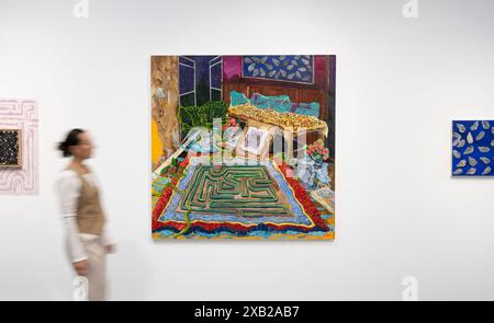 Elizabeth Xi Bauer Gallery, Deptford, London, Großbritannien. Juni 2024. Die finnische Künstlerin Karoliina Hellberg lebt und arbeitet in Helsinki und ist bekannt für ihre großen, lebendigen Leinwände aus Öl, Acryl und Tinte. Labyrinth, Karoliina Hellbergs erste britische Einzelausstellung (7. Juni bis 3. August 2024) zeigt neue Werke des Künstlers und einen Tapetenabdruck, der von Hellberg für diese Einzelausstellung entworfen und ausgeführt wurde. Kuratiert wird die Ausstellung von Maria do Carmo M. P. de Pontes. Bild: Karoliina Hellberg, Labyrinth, 2024. Acryl, Öl und Tinte auf Leinwand. Quelle: Malcolm Park/Alamy Live News Stockfoto