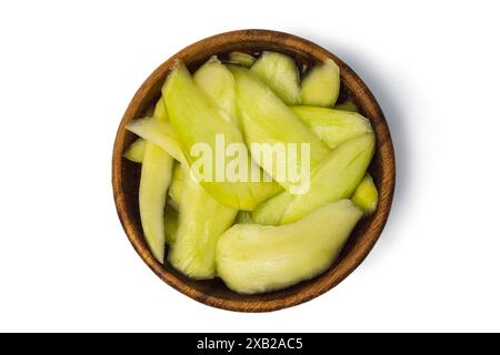 Saure Mango mit süßer Salzlösung in einer Holzschale, isoliert auf weißem Hintergrund, Konzept des Prozesses Obst Katalog, Draufsicht Stockfoto