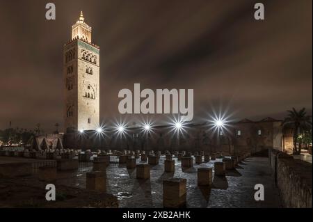 Blick auf die Koutoubia Moschee und Minarett bei Nacht, Marrakesch, Marokko Stockfoto