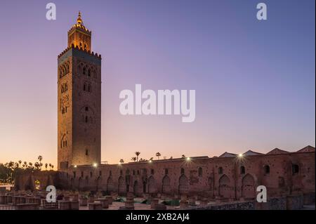 Koutoubia-Moschee aus dem 12. Jahrhundert bei Sonnenaufgang, Marrakesch, Marokko. Außerhalb der Moschee befinden sich Ruinen der ursprünglichen Moschee Stockfoto