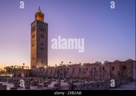 Koutoubia-Moschee aus dem 12. Jahrhundert bei Sonnenaufgang, Marrakesch, Marokko. Außerhalb der Moschee befinden sich Ruinen der ursprünglichen Moschee Stockfoto