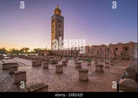 Koutoubia-Moschee aus dem 12. Jahrhundert bei Sonnenaufgang, Marrakesch, Marokko. Außerhalb der Moschee befinden sich Ruinen der ursprünglichen Moschee Stockfoto