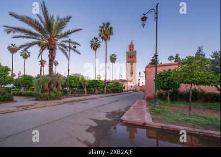 Das Symbol von Marrakesch Marokko, Moschee in der Nähe des berühmten Platzes Jemma El Fna, Koutoubia, große Moschee im Almohaden-Stil aus dem 12. Jahrhundert Stockfoto