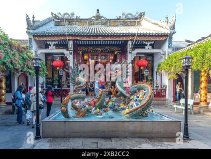 Touristen besuchen die antike Pagode, auch bekannt als Quang Trieu Pagode oder kantonesische Versammlungshalle in Hoi an, Vietnam. Stockfoto