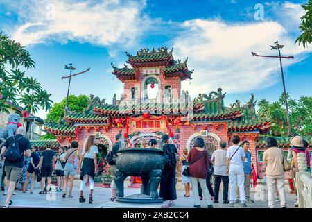 Touristen besuchen die antike Pagode, auch bekannt als Quang Trieu Pagode oder kantonesische Versammlungshalle in Hoi an, Vietnam. Stockfoto