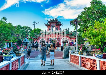 Touristen besuchen die antike Pagode, auch bekannt als Quang Trieu Pagode oder kantonesische Versammlungshalle in Hoi an, Vietnam. Stockfoto