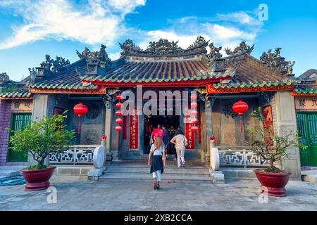 Touristen besuchen die antike Pagode, auch bekannt als Quang Trieu Pagode oder kantonesische Versammlungshalle in Hoi an, Vietnam. Stockfoto