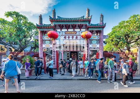 Touristen besuchen die antike Pagode, auch bekannt als Quang Trieu Pagode oder kantonesische Versammlungshalle in Hoi an, Vietnam. Stockfoto