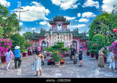 Touristen besuchen die antike Pagode, auch bekannt als Quang Trieu Pagode oder kantonesische Versammlungshalle in Hoi an, Vietnam. Stockfoto