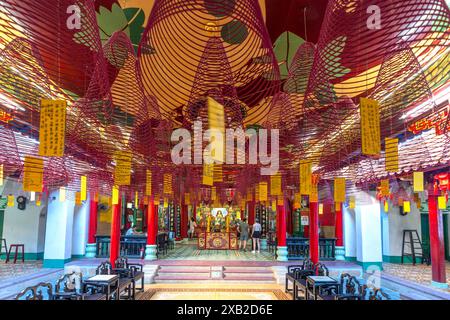 Touristen besuchen die antike Pagode, auch bekannt als Quang Trieu Pagode oder kantonesische Versammlungshalle in Hoi an, Vietnam. Stockfoto