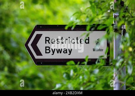 Beschilderung auf dem Restricted Byway an einem rostigen Metallpfosten in der Landschaft von Wiltshire Stockfoto