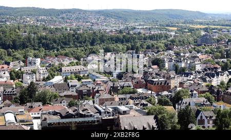 Blick vom Marburger Schloss, Landgrafenschloss Marburg ueber die Stadt am 09.06.2024 in Marburg/Deutschland. *** Blick vom Marburger Schloss, Landgrafenburg Marburg über die Stadt am 09 06 2024 in Marburg Deutschland Stockfoto