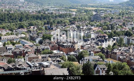 Blick vom Marburger Schloss, Landgrafenschloss Marburg ueber die Stadt am 09.06.2024 in Marburg/Deutschland. *** Blick vom Marburger Schloss, Landgrafenburg Marburg über die Stadt am 09 06 2024 in Marburg Deutschland Stockfoto