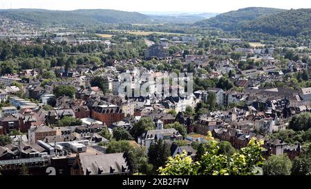 Blick vom Marburger Schloss, Landgrafenschloss Marburg ueber die Stadt am 09.06.2024 in Marburg/Deutschland. *** Blick vom Marburger Schloss, Landgrafenburg Marburg über die Stadt am 09 06 2024 in Marburg Deutschland Stockfoto