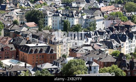 Blick vom Marburger Schloss, Landgrafenschloss Marburg ueber die Stadt am 09.06.2024 in Marburg/Deutschland. *** Blick vom Marburger Schloss, Landgrafenburg Marburg über die Stadt am 09 06 2024 in Marburg Deutschland Stockfoto