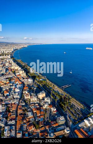 Atemberaubende Hochwinkelaufnahmen, die das pulsierende urbane Leben und die ruhigen Gewässer von Limassol, Zypern, festhalten Stockfoto