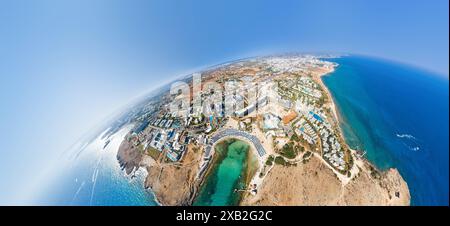 Genießen Sie den Blick auf die Stadt Ayia Napa und treffen Sie auf die Küste in einer atemberaubenden Darstellung. Zypern Stockfoto