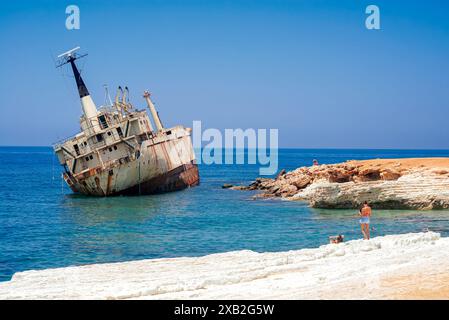 Rustikales Schiffswrack am ruhigen Strand in der Nähe des Dorfes Peyia. Paphos District, Zypern Stockfoto