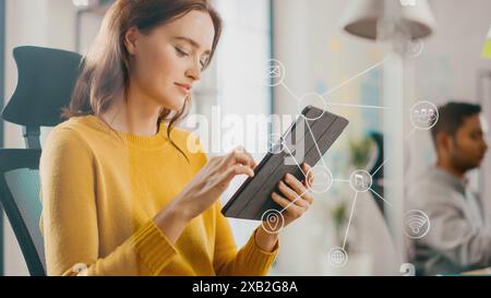 Konzept der Visualisierung virtueller Verbindungen: Happy Young Woman verwendet Digital Tablet Computer im Büro. Infografiken veranschaulichen Cloud-Computing, künstliche Intelligenz, E-Commerce und Kommunikation Stockfoto
