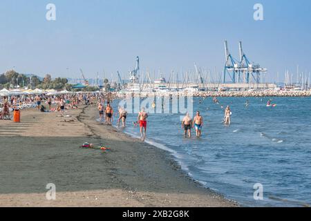 Larnaca, Zypern - 07. September 2019: Die Menschen kühlen sich an einem heißen Sommertag am Strand von Finikoudes ab. Larnaka Stockfoto