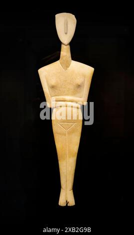 KYKLADISCHE KUNST, weibliche Figur, aus der frühen Kykladin II. Periode Syros Phase, (2800-2300 v. Chr.) kanonischer Typ, Dokathismata Varietät. Dem AS zugesprochen Stockfoto