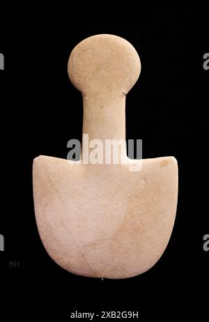 KYKLADISCHE KUNST, schematische Figur (spadförmig) aus Westanatolien, die die menschliche Figur darstellt. Typ „Kusura“. . Frühe Bronzezeit 2700-2000 v. Chr Stockfoto