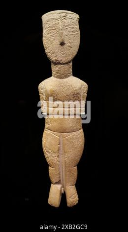 KYKLADISCHE KUNST. Weibliche Figur des kanonischen Typs Spedos. Syros-Phase frühe Bronzezeit, frühe Kykladische II-Periode 2800-2300 v. Chr. Syros, GRE Stockfoto