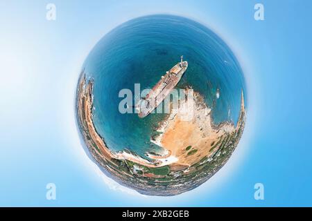 360-Grad-Perspektive auf einen winzigen Planeten eines Schiffswracks an einer malerischen Küste unter klarem Himmel. Peyia Village. Paphos District, Zypern Stockfoto