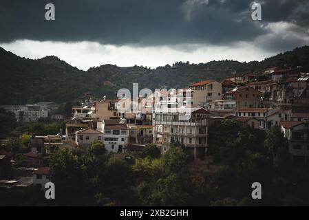 Dunkle Sturmwolken sammeln sich über dem Dorf Agros im Tal des Troodos. Bezirk Limassol, Zypern Stockfoto